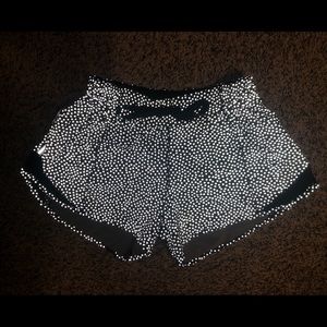 Rare Lululemon Hotty Hot size 6 Reflective